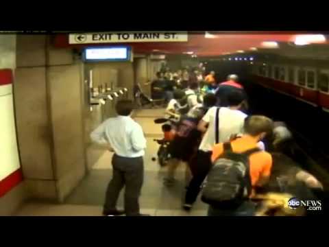 Mulher com o filho no colo cai nos trilhos do metrô!!! 24/08/2012