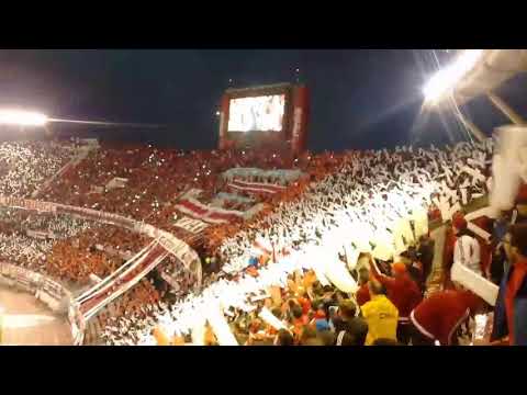 "Hay viene la hinchada...." Barra: Los Borrachos del Tablón • Club: River Plate