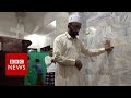 Indonesia earthquake: Imam prays on as tremor rocks Bali mosque - BBC News
