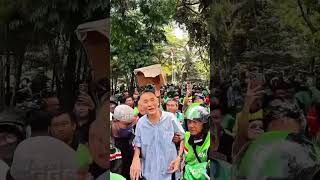 Download lagu JUSUF HAMKA SURROUNDED BY OJOL (motorcycle taxi drivers)!!! #jusufhamka mp3 Download lagu JUSUF HAMKA SURROUNDED BY OJOL (motorcycle taxi drivers)!!! #jusufhamka mp3