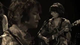 Norah Jones -  Light as a Feather  ( Live version with lyrics )
