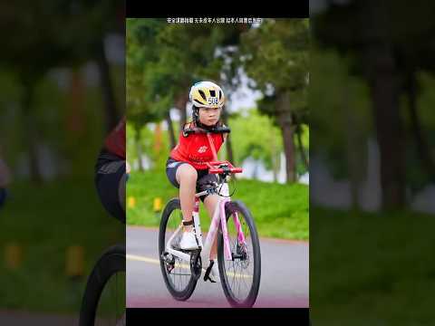 命运缺她一双手，她就用双腿撑起自己的一片天Destiny took her hands away, yet she held up her own sky with her legs.