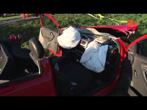 Corsa-Fahrerin nach Kollision mit Silozug schwer verletzt