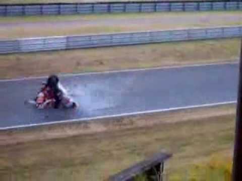 Impactante motociclista arrollado por otra motocicleta