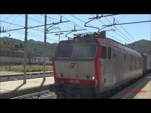 E.652 CON MERCI IN TRANSITO NELLA STAZIONE DI RONCO SCRIVIA. (GE) SAB. 10 - 7 - 2021.