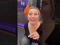 Lucy Muss Oberkörper FREI Im Trampolin Park Springen Shorts