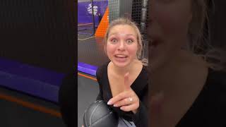 Lucy muss Oberkörper FREI im Trampolin Park springen?😳 #shorts