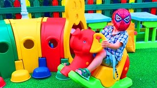 Маленький Мальчик Человек Паук Играется на Детской Площадке