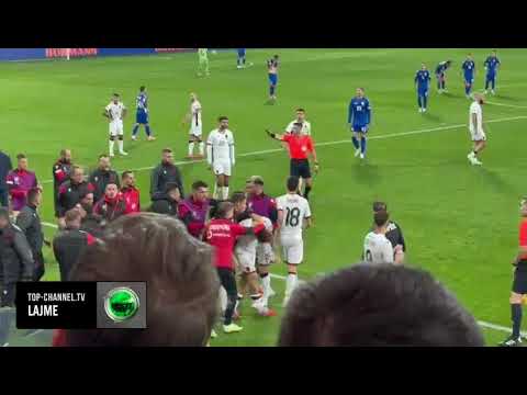 Top Channel/ Manajt “nuk i trembet syri”, bën shqiponjës në mes të stadiumit pas golit! Festa kuqezi