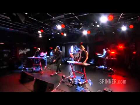Mark Ronson & The Business INTL - Somebody to Love Me (live).flv