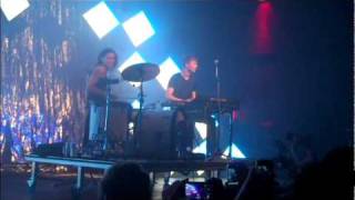 Matt &amp; Kim open their Vancouver set with &quot;I Wanna&quot;