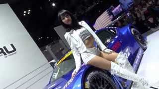 東京モーターショー 2013が幕張にて開幕致しました、SUBARUブースの美人コンパニオンも人気あります！！