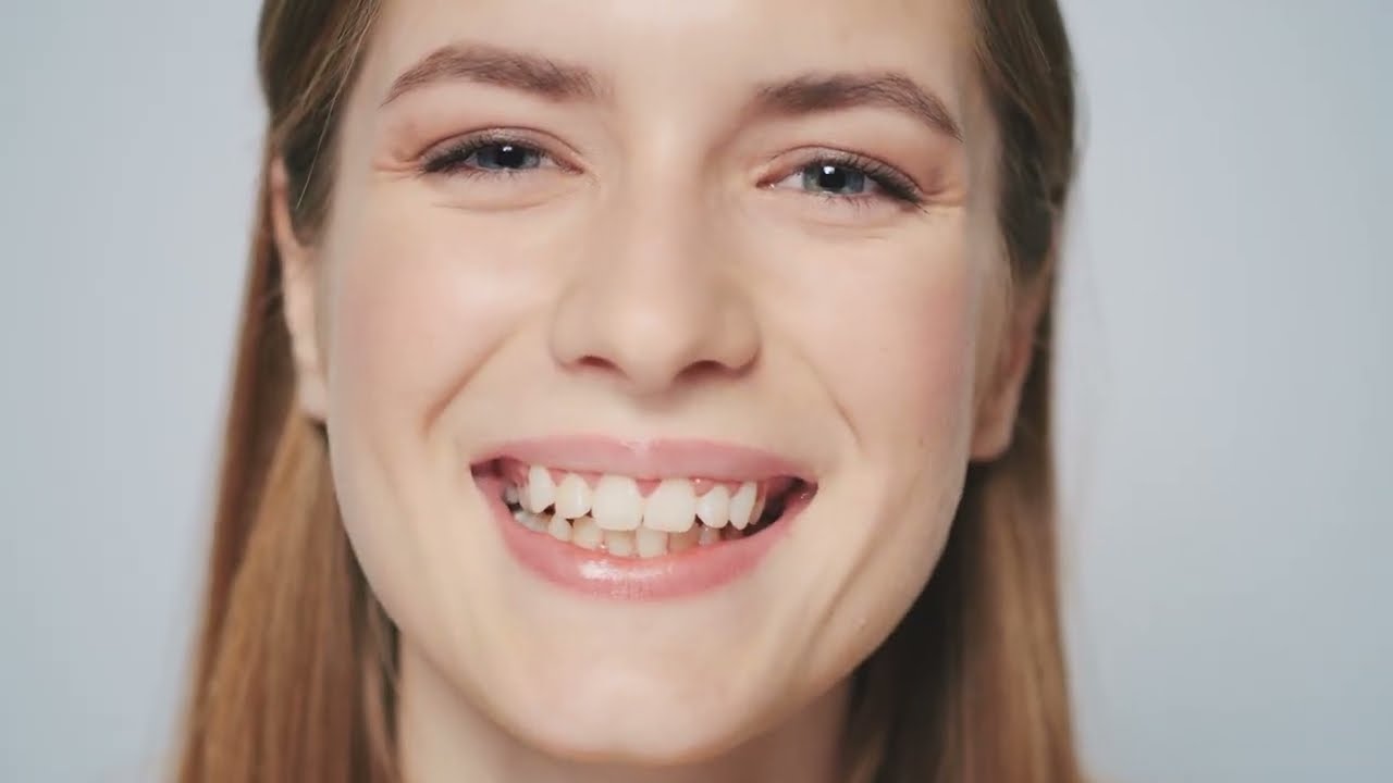 Ela deixou a filha  com o avô, mas descobriu que ele levava menina para quarto secreto!