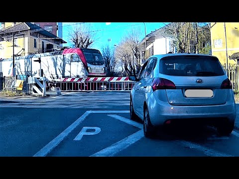 Treno merci al passaggio a livello di Ovada Corso Saracco (AL) #passaggioalivello #trenomerci #踏み切り