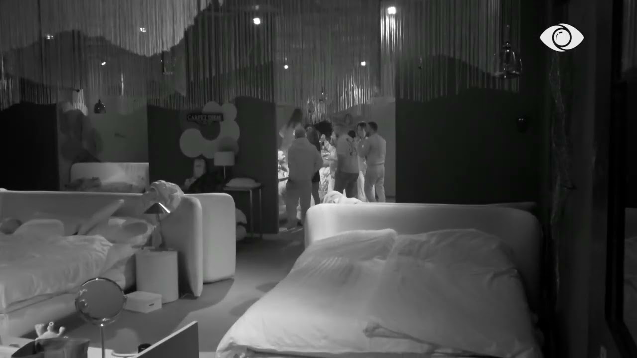 “Mirëmbrëma i zoti i shtëpisë, a ke më zarfa të zinj?”/ Banorët këndojnë bashkë në dhomën e gjumit