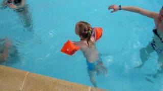 preview picture of video 'Emilie nage toute seule dans la grande piscine'