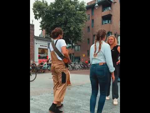 Borja Catanesi Guitarplayer and girls dancing on the streets #Shorts