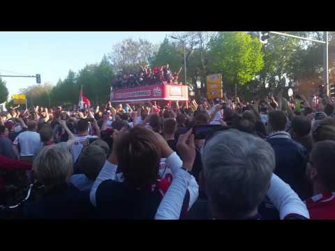 Kapitän Dominik Kaiser mit der 2. UFFTA