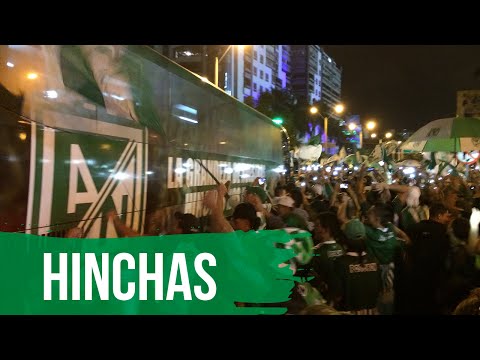 "RECIBIMIENTO DE LA HINCHADA VERDOLAGA." Barra: Los del Sur • Club: Atlético Nacional