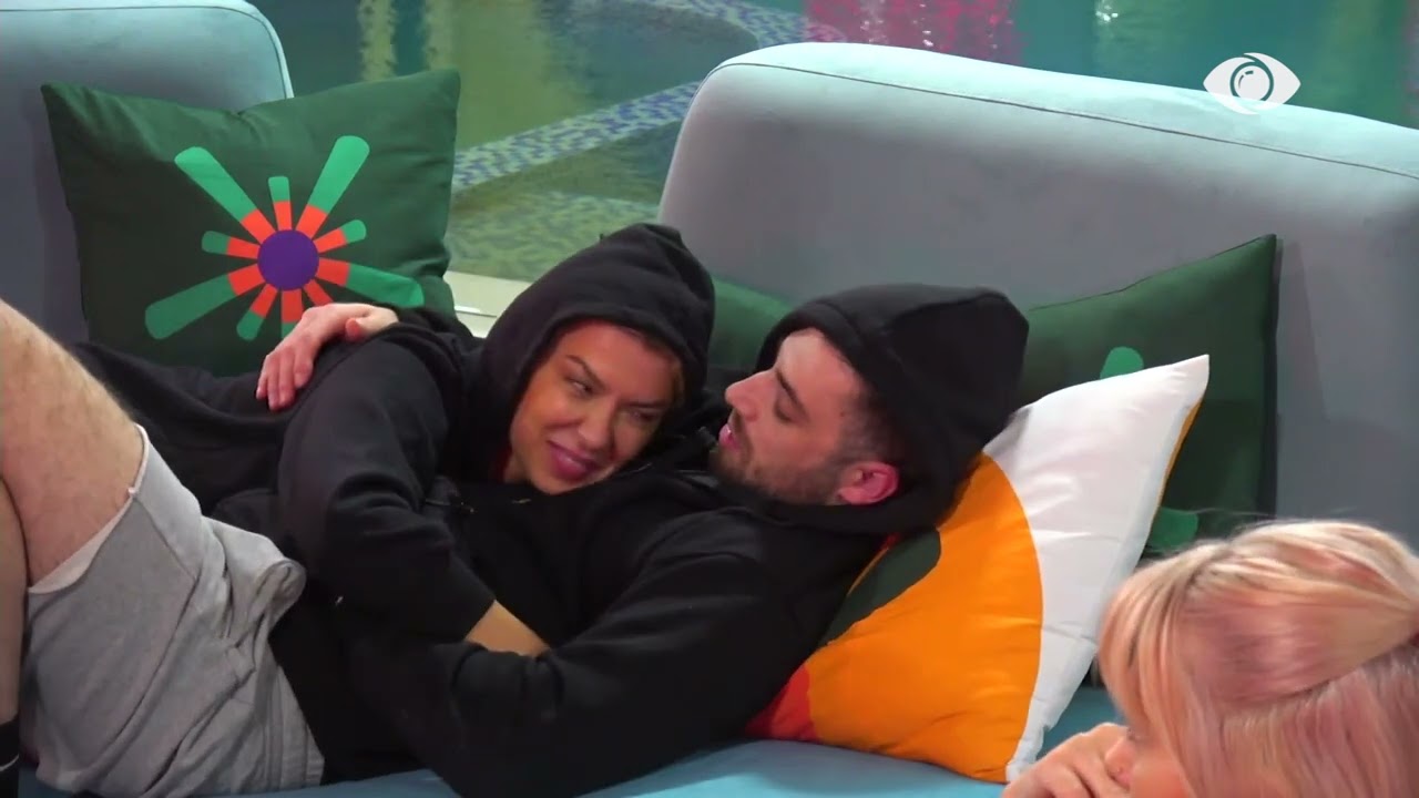 “A i di Romeo mëkatet e tua”/ Rikja shtrihet në krahët e Meritonit, çfarë po bisedojnë?