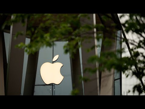 Apple CEO Tim Cook Tells Staff AI 'Ours to Grab'