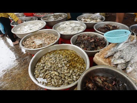 Walk Around Street Market in Phsa Century Plaza - Plenty Fresh Vegetable, Fish, Pork, SeaFood & More