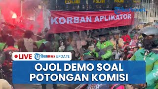 LIVE: Ratusan Driver Ojol Demo Potongan hingga 40 Persen di Jakarta, Massa Nyalakan Flare