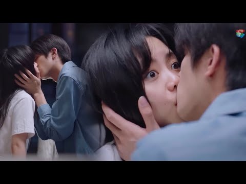 first kiss!Ling Xiao hugged Jian's face and kissed her passionately,she ran away shyly afterwards!🍑