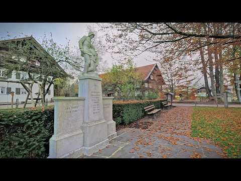 Spaziergang durch ein Dorf in den Alpen Entdeckung der ländlichen Schönheit in der kalten Jahreszeit