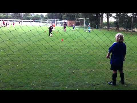 F7 SVS Training : dribbelen tot aan pion dan schieten (20 aug 2012)