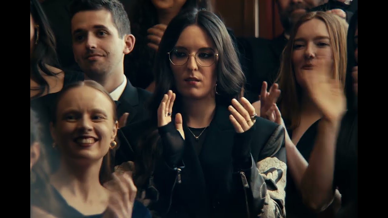 Veronica Fusaro mit dem Titel 'Alice' / Video ((jetzt ansehen)) mit dem Titel 'Alice' / Video ((jetzt ansehen))