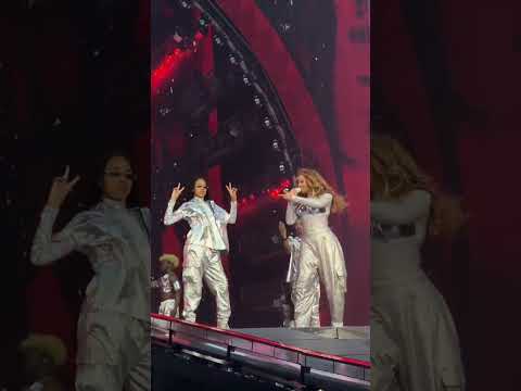 Beyonce's Daugher Blue Ivy Dances On Stage