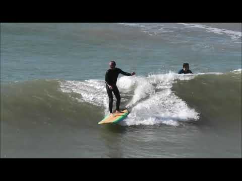 Surfe på små morsomme bølger ved Compton Bay
