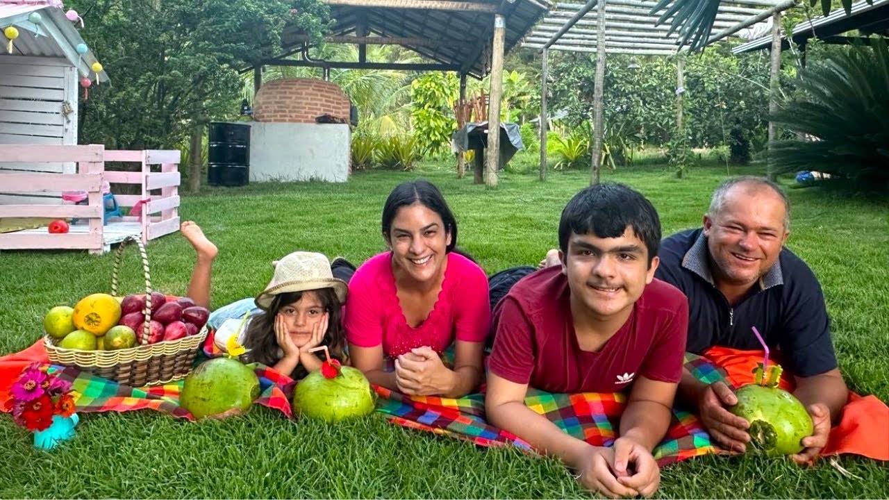 Singela colheita de frutas para fazer algo especial de férias para as crianças