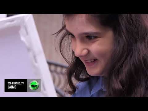 Top Channel/ Autizmi flet! Sibora, vogëlushja 10-vjeçare që shprehet përmes pikturës