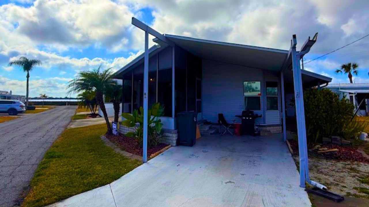 UNDER $20,000 Home With Custom Kitchen Near Water (Ellenton FL)!