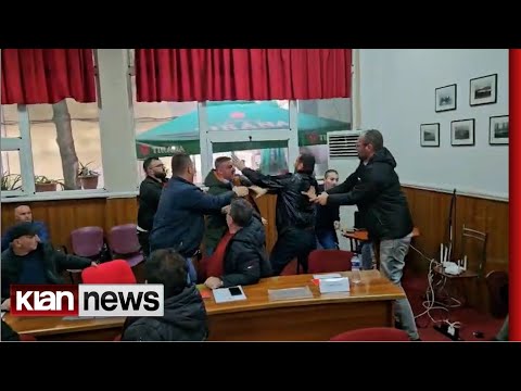Sherr në Këshillin Bashkiak të Pogradecit, banori përplaset me këshilltarin