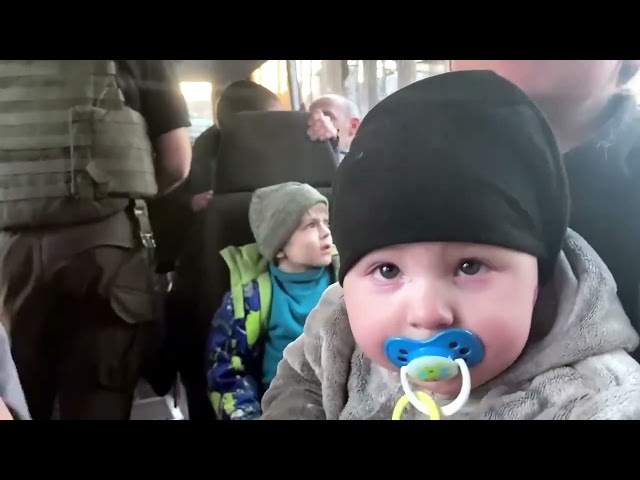 Унікальні кадри евакуації цивільних від полку Азов у Маріуполі