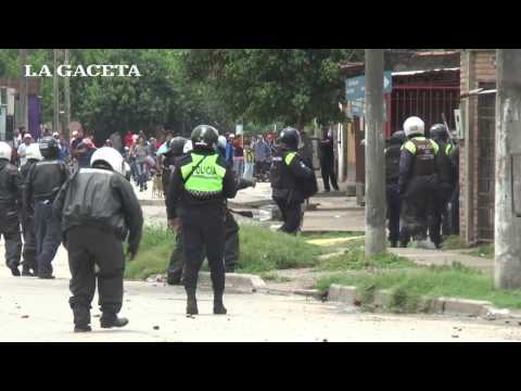 Violento enfrentamiento entre vecinos y la Policía en La Costanera