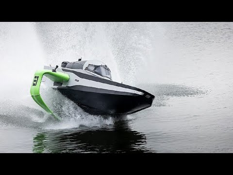 Elektrisches Foiling-Rennboot hebt vor seinem Renndebüt im Jahr 2023 zum ersten Mal auf dem Fluss Po