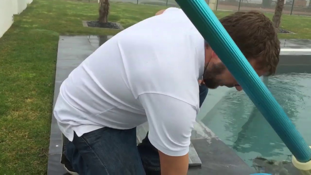 Estivage : utilisation du balai aspirateur l Tutos Caron Piscines