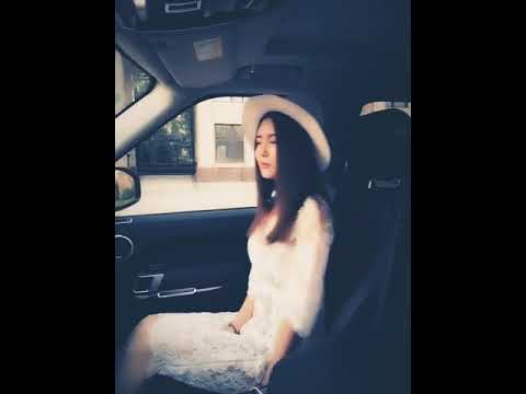 האישה הצעירה הזאת נכנסה לתוך מכונית והרשתה לעצמה להירגע קצת...