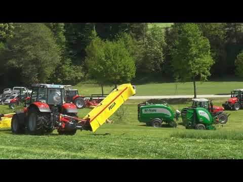 Grünland Tag in der Steiermark mit Vorführung von Maschinen  zur Heu Silage ernte mit Traktoren und