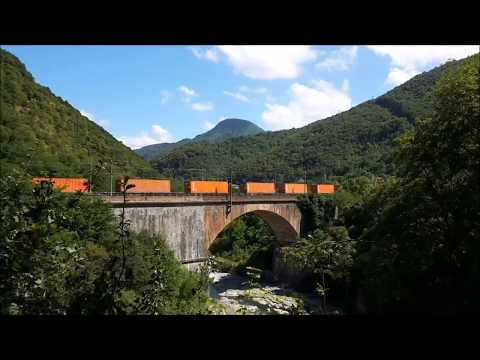 CAIMANO E.656 CON MERCI E TRENO PELLEGRINI A ISOLA DEL CANTONE, LINEA DEI GIOVI. (GE) 13 - 7 - 2016
