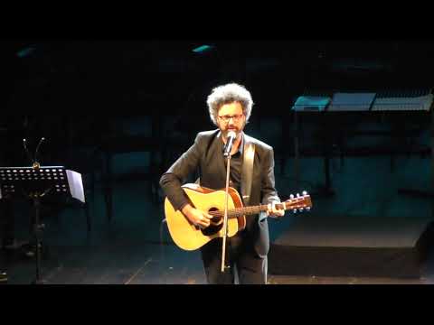 Simone Cristicchi canta Lontano dagli occhi il 23 sett 2017 a TN