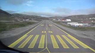 preview picture of video 'Wideroe Dash 8 cockpit view landing at Hammerfest Norway'