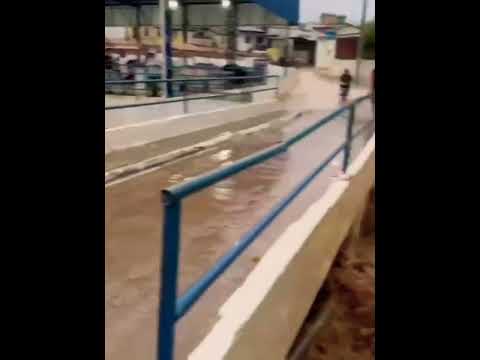 Rio Transbordando em Encruzilhada na Bahia