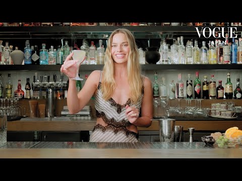 瑪格羅比化身調酒師！端出電影經典特調雞尾酒🍹| VOGUE TAIWAN (マーゴット・ロビーが名作映画にちなんだカクテルをおもてなし。| VOGUE JAPAN)