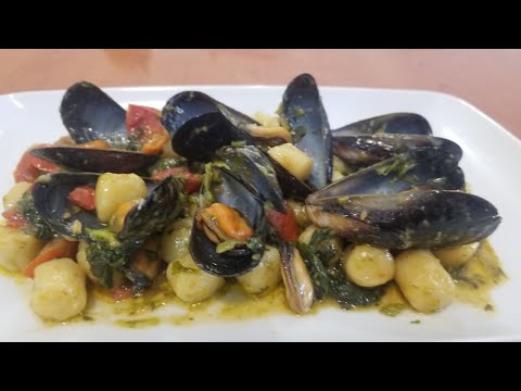 Gnocchi cozze e cime di rapa stufate.