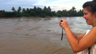 preview picture of video 'Big waves on the river at Sri Aman, Borneo'